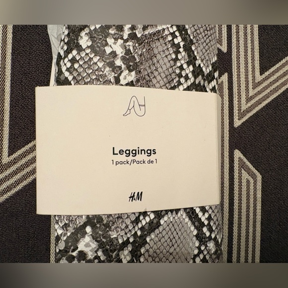 NWT H&M White Snakeskin Coated Leggings Size XS - Picture 7 of 12
